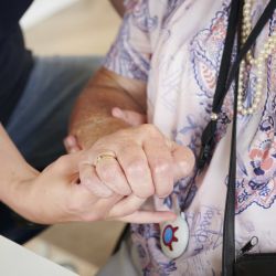 Bewoner houdt hand vast